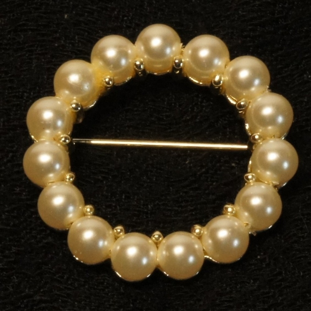 Vintage Faux Pearl Wreath Brooch Gold Tone Beaded Circle Pin Classic